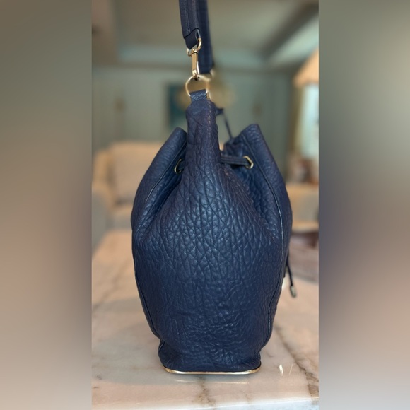 Vince Camuto Navy Leather With Gold Hardware Drawstring Bucket Bag EUC - Picture 9 of 17